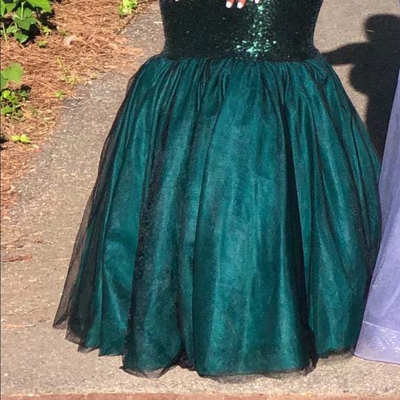 Beautiful, vibrant gold and emerald dress. - Picture 7 of 9